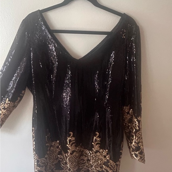 Elegant Black and Gold Long Sleeve Dress - Picture 4 of 4